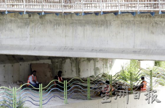 【与热为伍/01】烈日下的工地,工人自有一套防暑法宝!