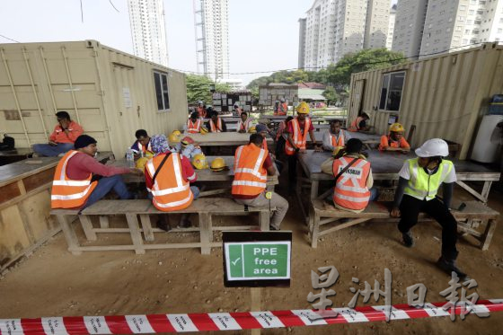 【与热为伍/01】烈日下的工地,工人自有一套防暑法宝!