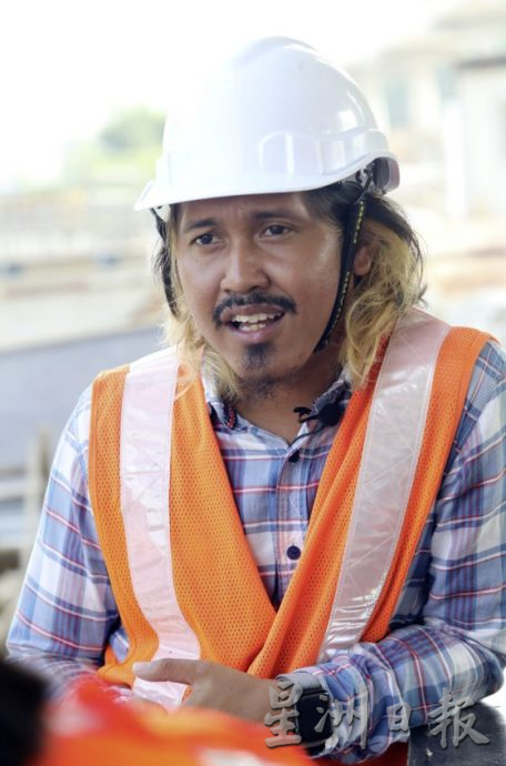 【与热为伍/01】烈日下的工地,工人自有一套防暑法宝!