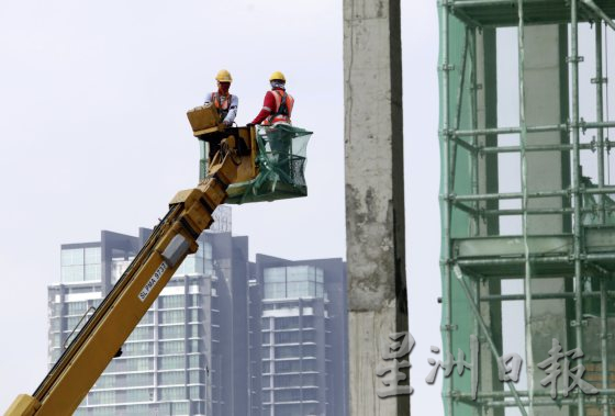 【与热为伍/01】烈日下的工地,工人自有一套防暑法宝!