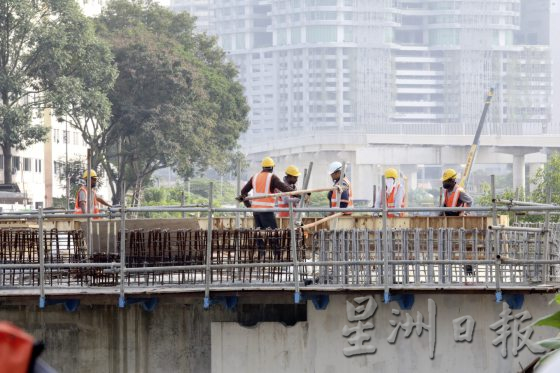 【与热为伍/01】烈日下的工地,工人自有一套防暑法宝!