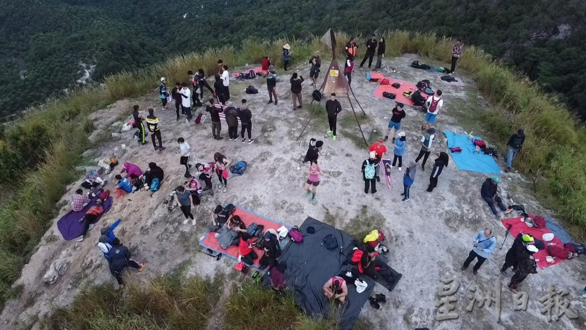 【暖势力】/别开生面方式庆祝国庆日 爬山友凌晨带国旗爬光头山