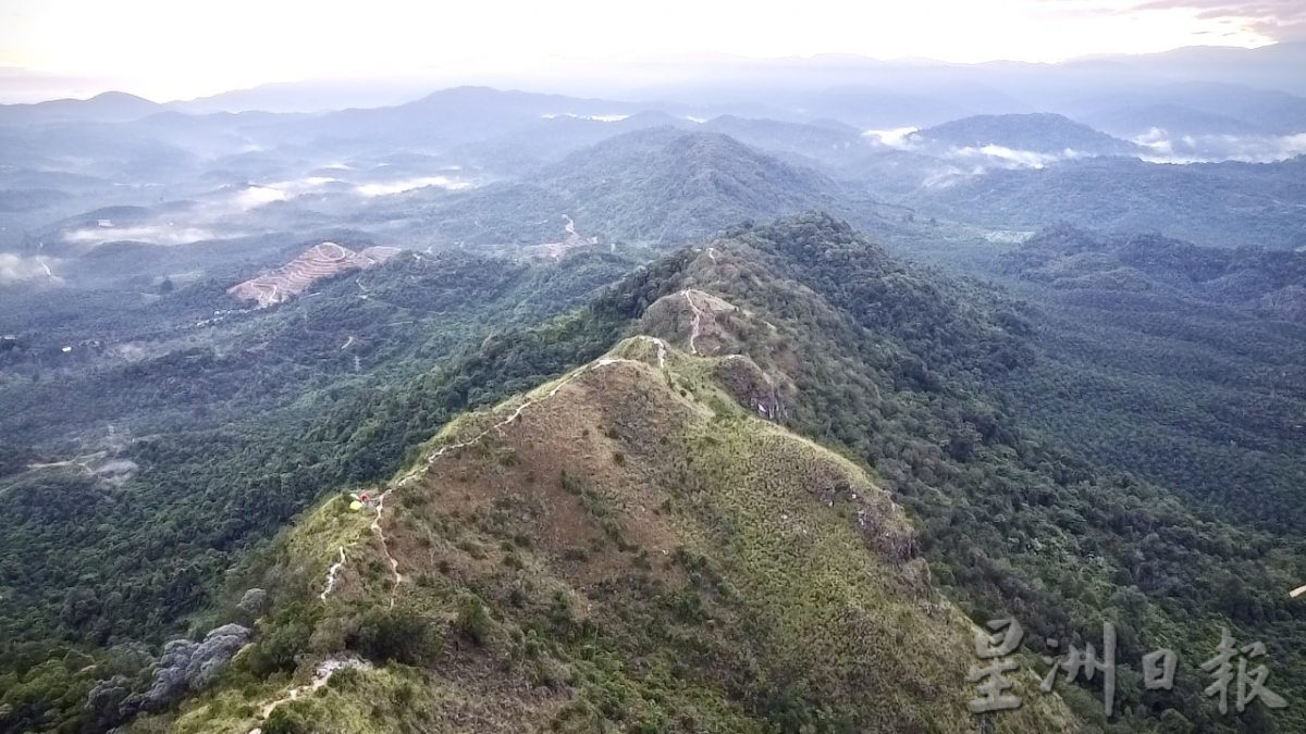 【暖势力】/别开生面方式庆祝国庆日 爬山友凌晨带国旗爬光头山