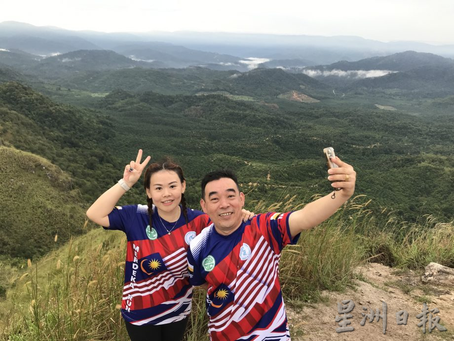 【暖势力】/别开生面方式庆祝国庆日 爬山友凌晨带国旗爬光头山