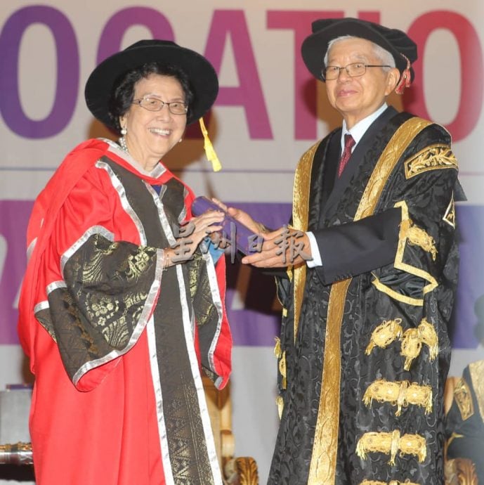 【暖势力】/热爱医学研究工作 黄玉屏82岁第二次博士毕业