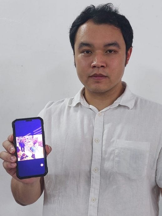 一对穿著如同警方制服的男女在爱极乐向商家筹款