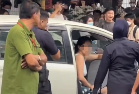 不满被锁摔手机打人 妇女被判罚款2000