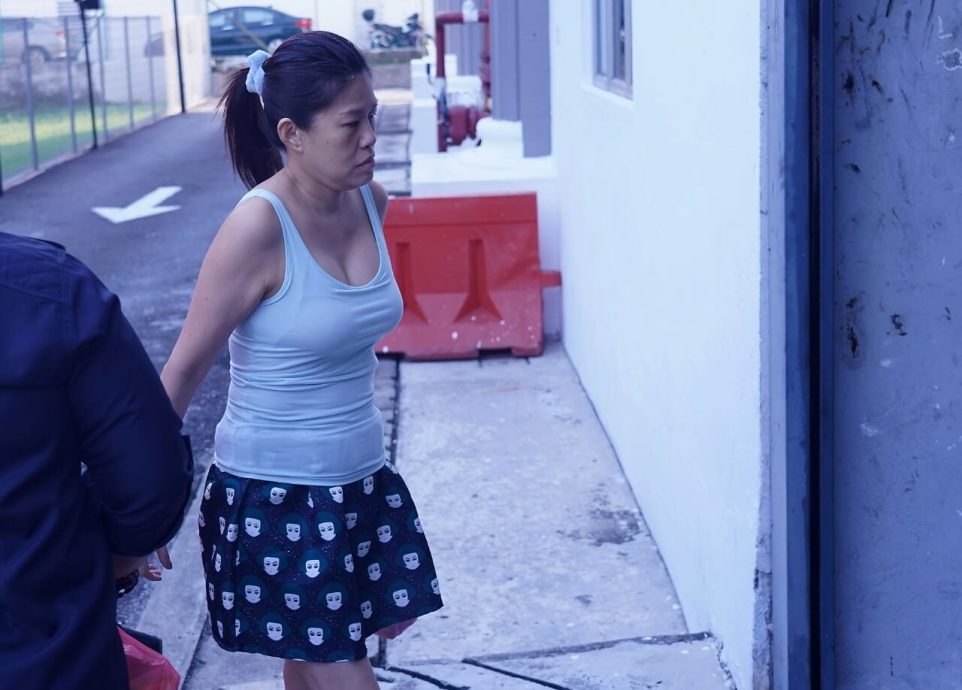 不满被锁摔手机打人 妇女被判罚款2000