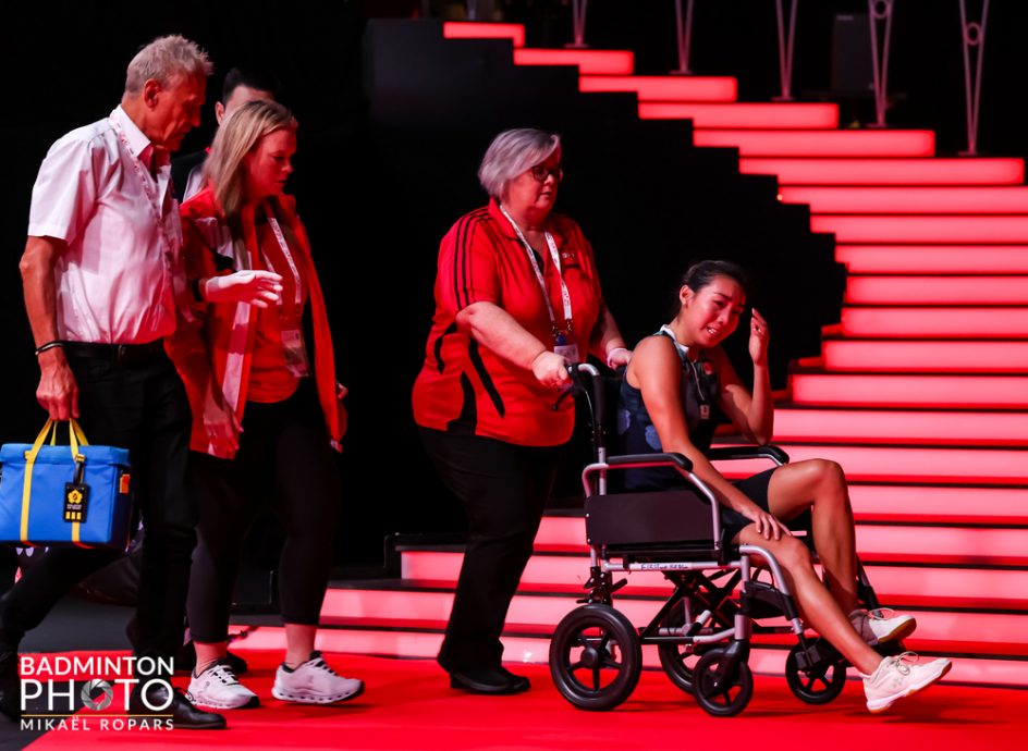 世羽赛出现惊魂一幕 李文珊伤退离场痛哭