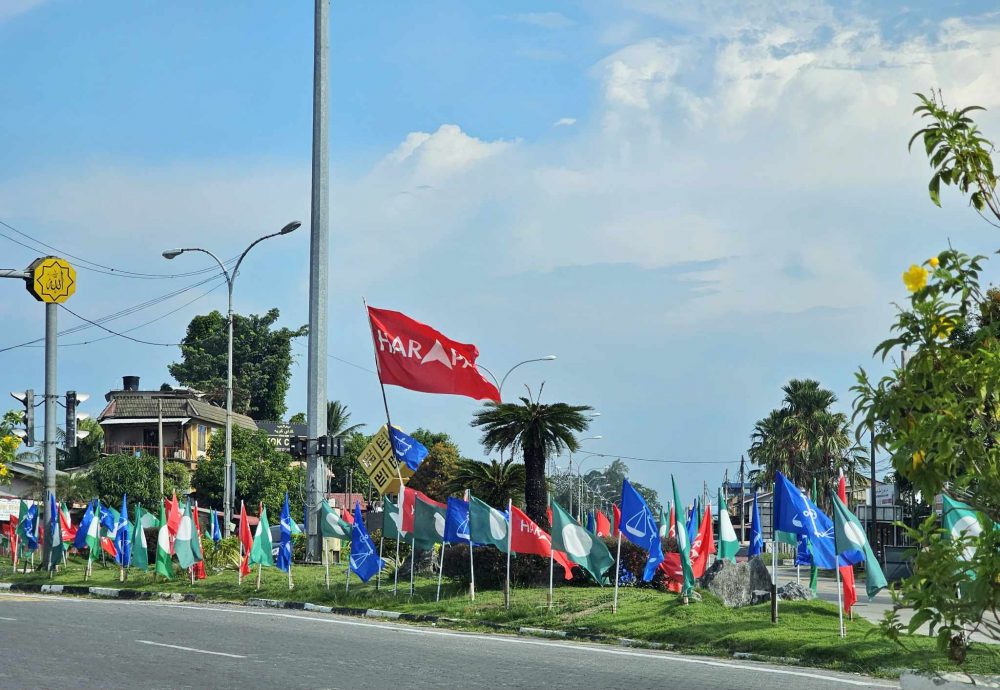 东02:吉兰丹团结政府阵营的旗海被指比对手逊色,丹州国阵主席拿督阿末加兹兰则表示,选民要见的是候选人,而不是旗海。