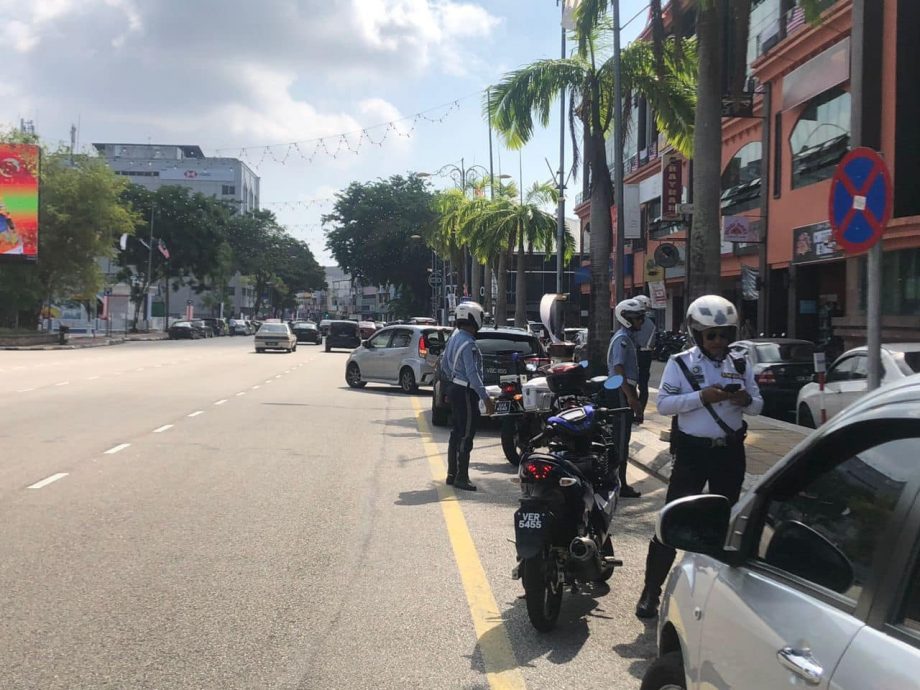 东06:关丹交警与关丹市政厅联合取缔阻碍交通行动