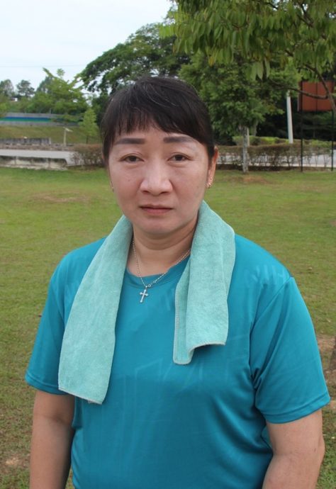 东2:劳勿城市公园莲花池油渍清理工作虽已完成,疑商业区油渍仍流入池中