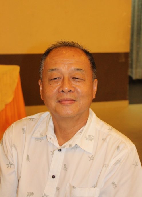 东2:劳勿城市公园莲花池油渍清理工作虽已完成,疑商业区油渍仍流入池中
