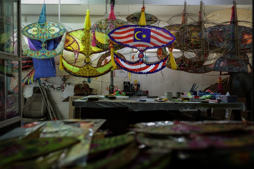 东4:民众利用各种方式迎接国庆日,表爱国之心。