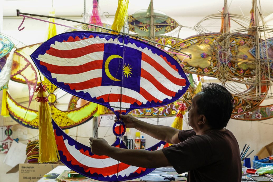 东4:民众利用各种方式迎接国庆日,表爱国之心。