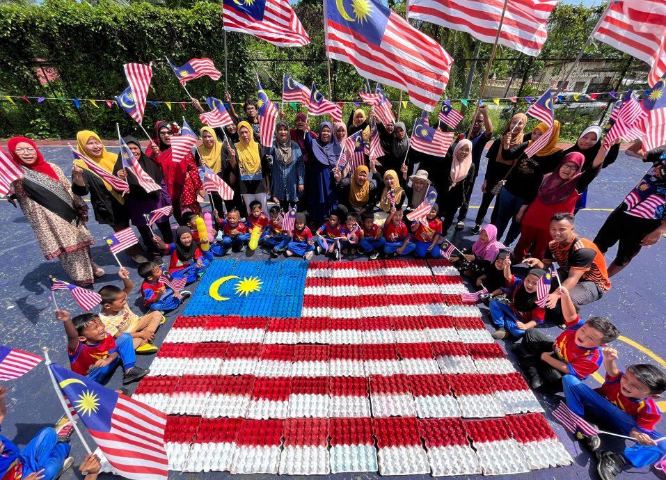 东4:民众利用各种方式迎接国庆日,表爱国之心。