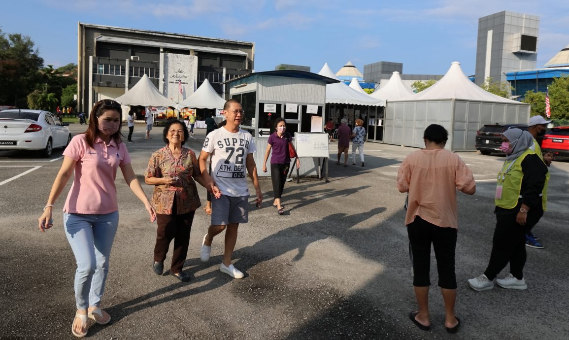 东/登州投票/登万达选区未涌现回乡投票潮,各投票中心场面冷清。