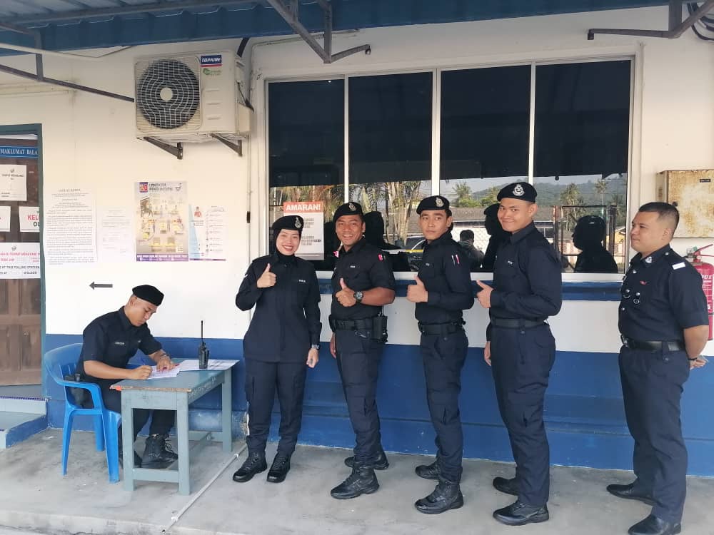 东/登州选/基惹、朱盖州席军警与家眷提前投票活动冷清。