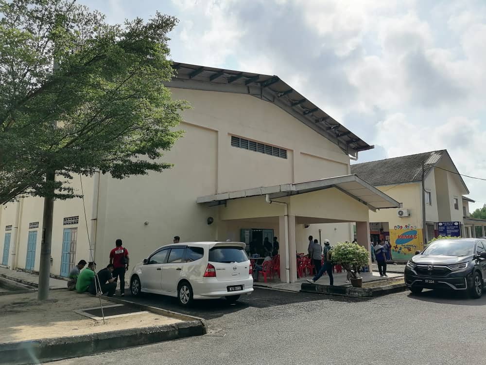 东/登州选/基惹、朱盖州席军警与家眷提前投票活动冷清。