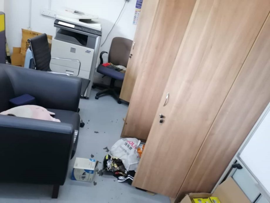 东:3携刀蒙面匪凌晨连环爆窃英迪拉马哥打工业区5工厂。