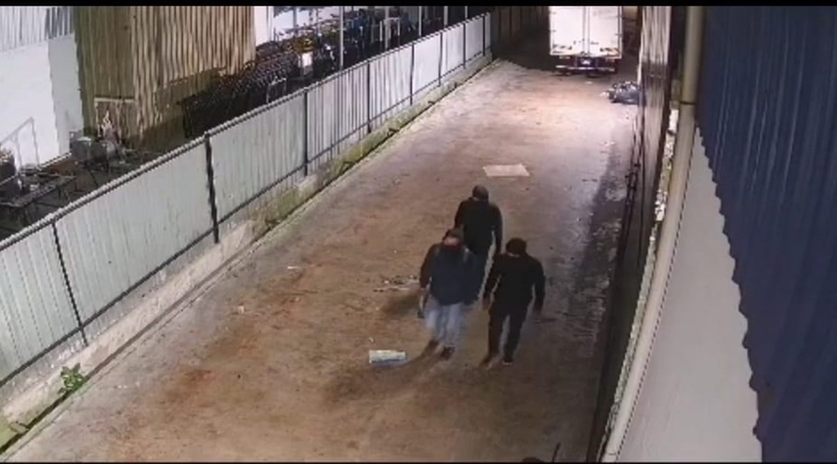 东:3携刀蒙面匪凌晨连环爆窃英迪拉马哥打工业区5工厂。