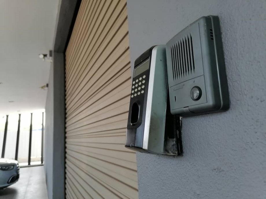 东:3携刀蒙面匪凌晨连环爆窃英迪拉马哥打工业区5工厂。