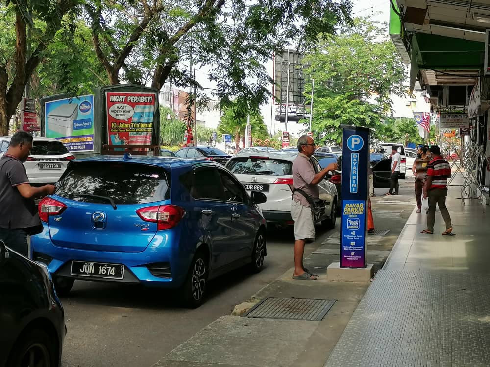 东：“精明停车系统”正式启用，关丹市民试用后感到满意。