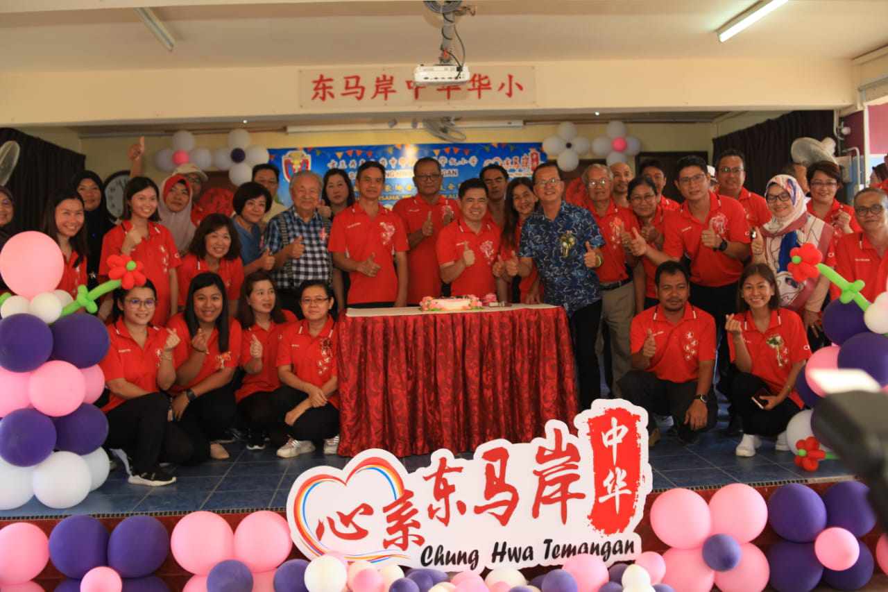 东：东马岸中华小学举办“心系东马岸”植树活动及义卖会，以筹募学生福利及活动基金，成功突破目标，筹得16万令吉！