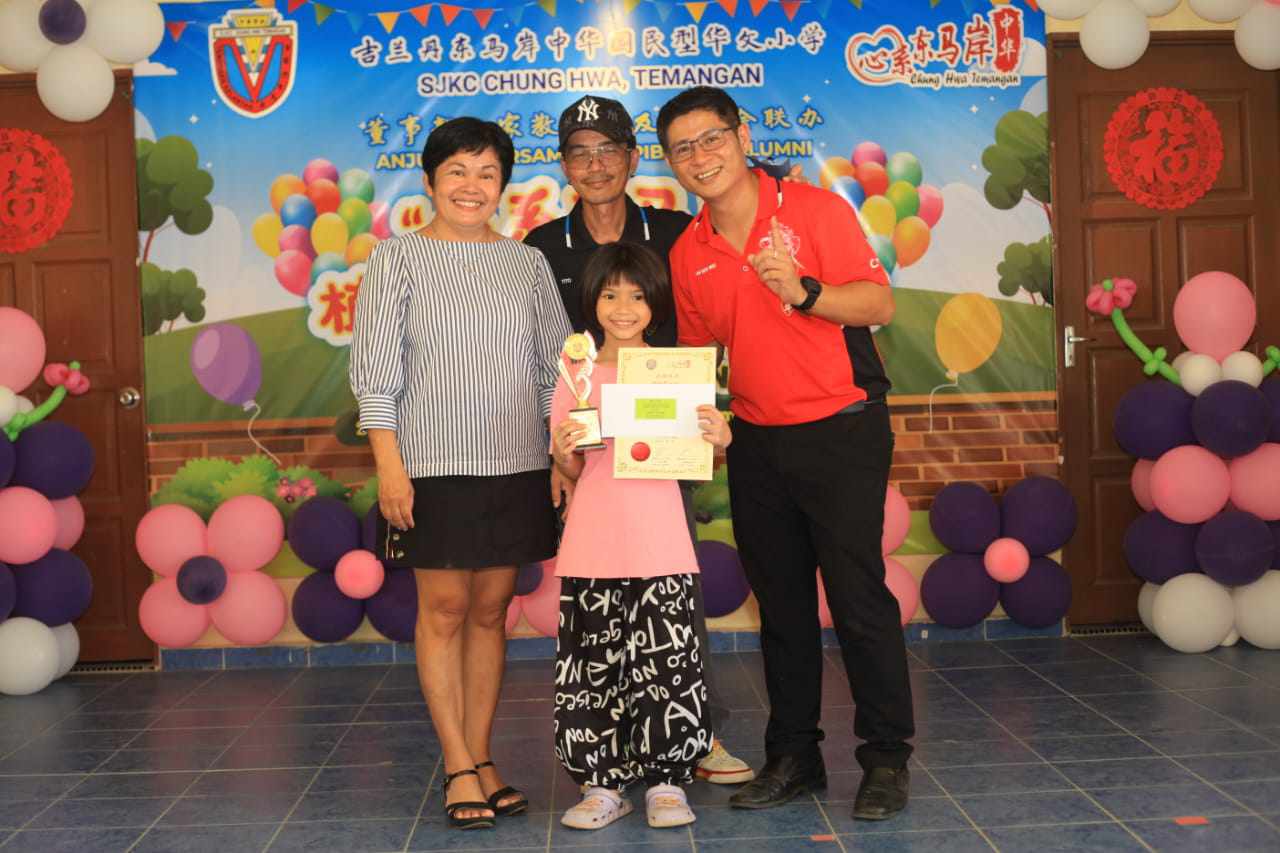 东:东马岸中华小学举办“心系东马岸”植树活动及义卖会,以筹募学生福利及活动基金,成功突破目标,筹得16万令吉!