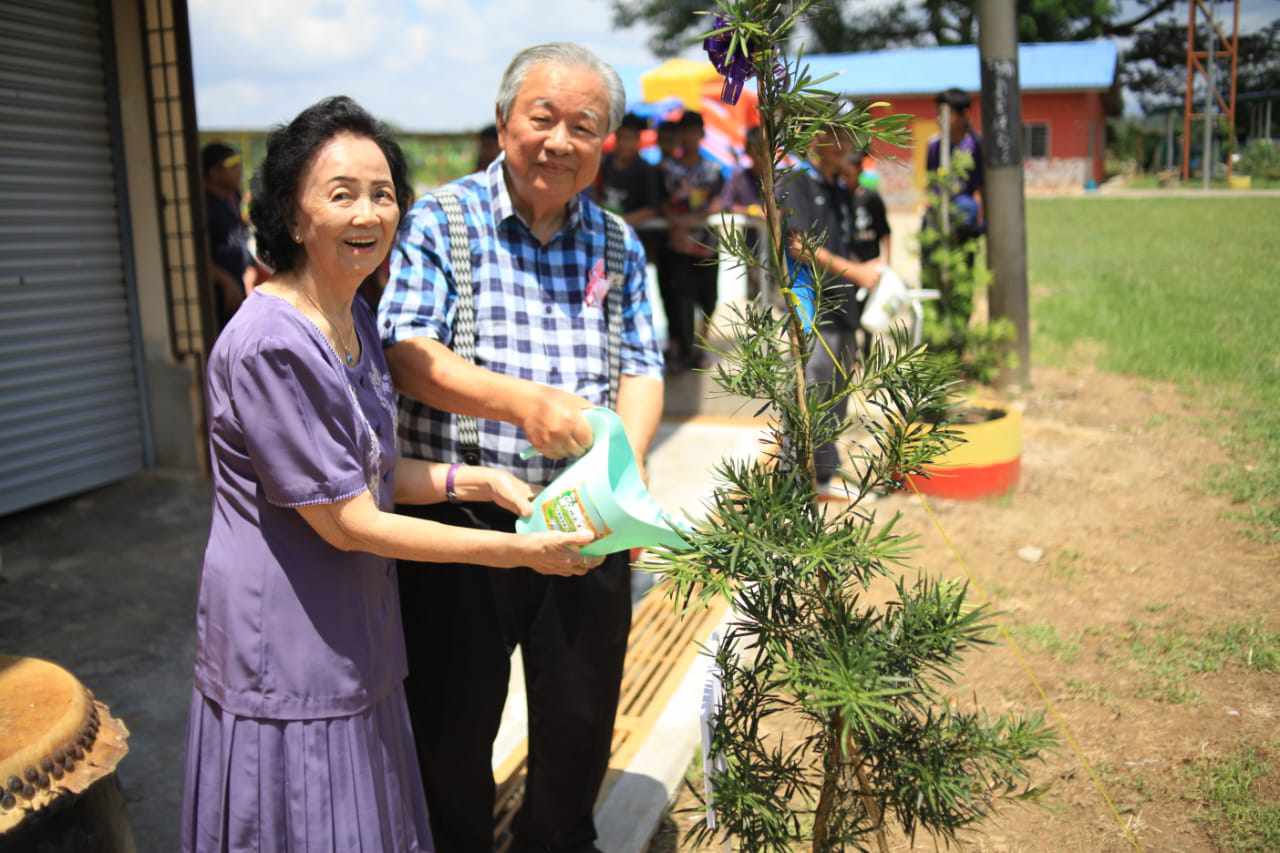东：东马岸中华小学举办“心系东马岸”植树活动及义卖会，以筹募学生福利及活动基金，成功突破目标，筹得16万令吉！