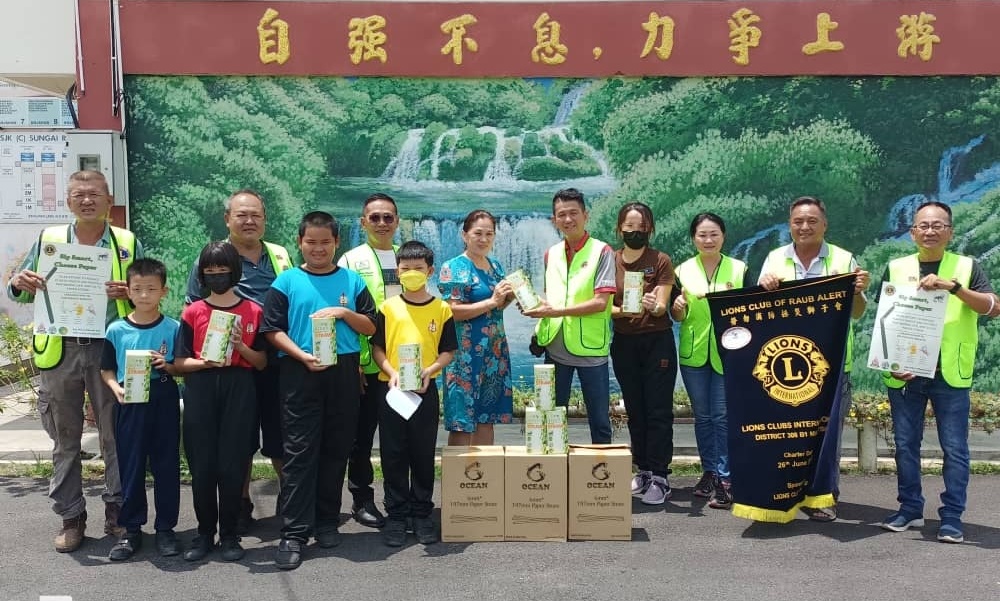 东：劳勿两个狮子会分别赠送3000枝纸吸管予双溪兰中学及华小