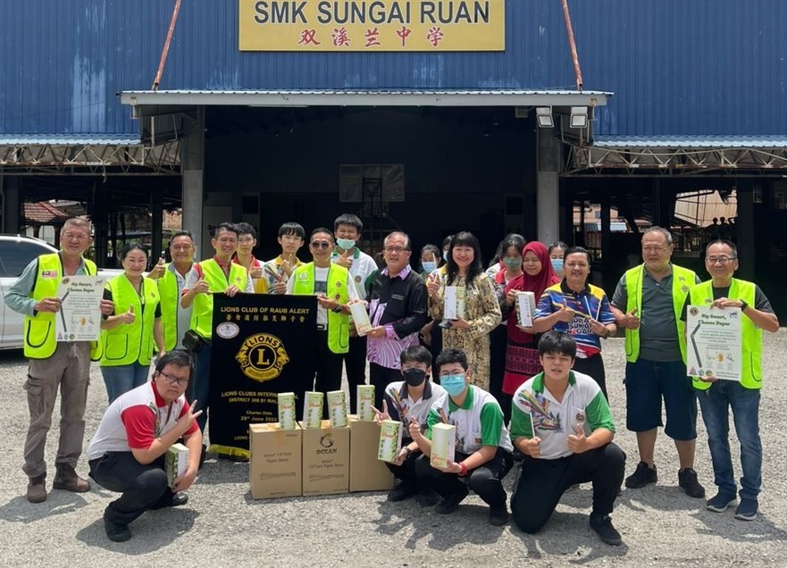 东：劳勿两个狮子会分别赠送3000枝纸吸管予双溪兰中学及华小