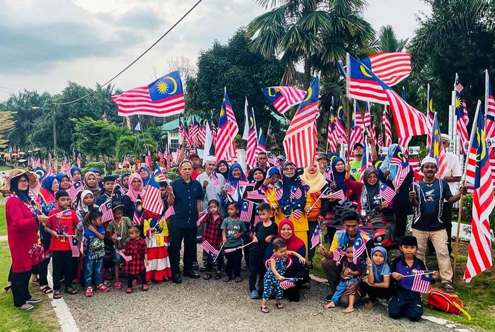 东：增卡24土展区居民6000面国旗布置迎国庆