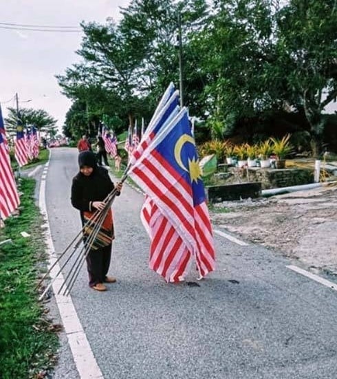东：增卡24土展区居民6000面国旗布置迎国庆