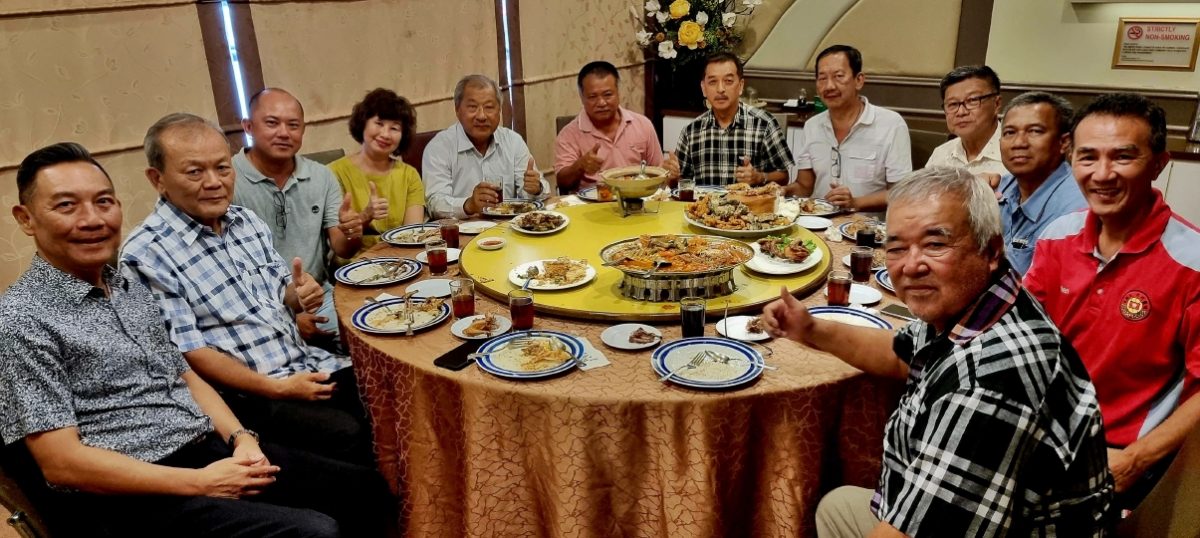 东:大马篮总总会长拿督斯里李典和献捐10万令吉,作为丹州巴西马育英华小三层楼新校舍基金。