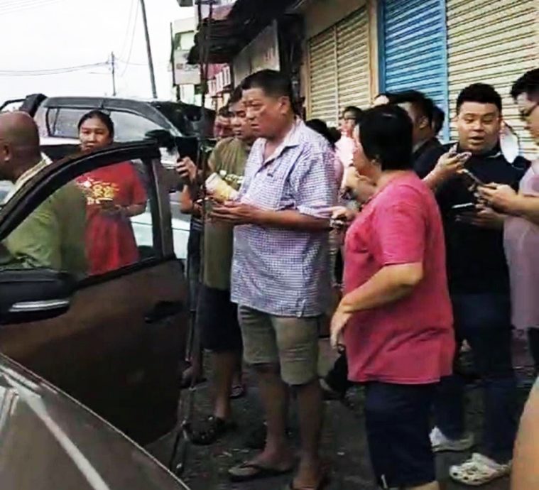 东：妇女掠夺直凉金铺的项链