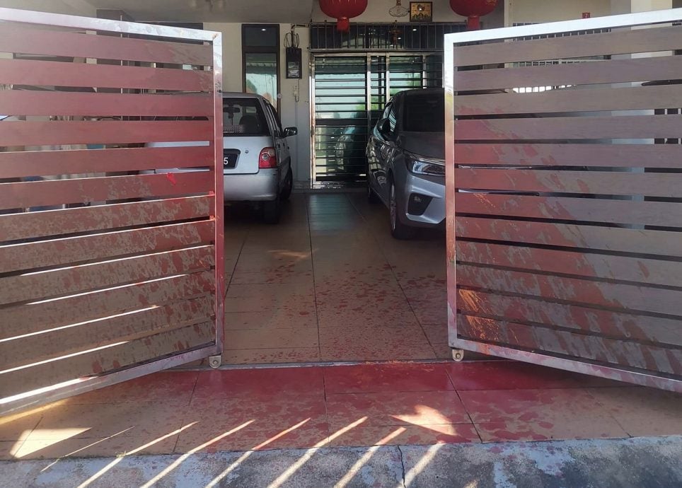 东:市民遭点错向门口被泼红漆