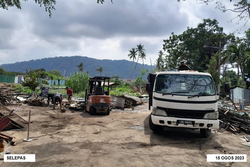 东：废铁商接指示，亲自拆除非法仓库清空地段。