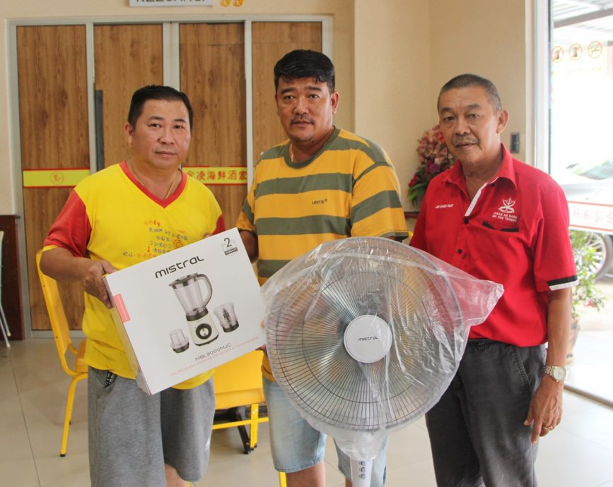 东:文达华小《星洲情义嘉年华会》,首批热心人士捐献金钱物资