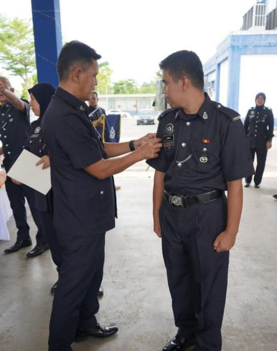 东：淡马鲁警区颁发表扬状及晋级仪式 23人获晋升另6人获表扬