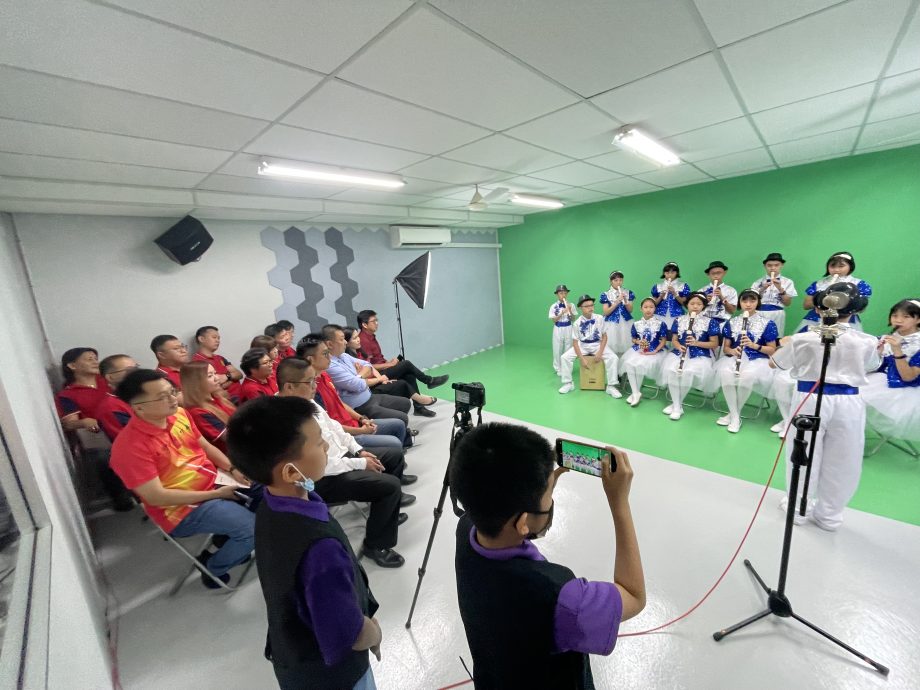 东：经过数个月的策划和筹备，哥市中华小学配合教育部TVPSS计划所创设的录音室，今日正式启用。