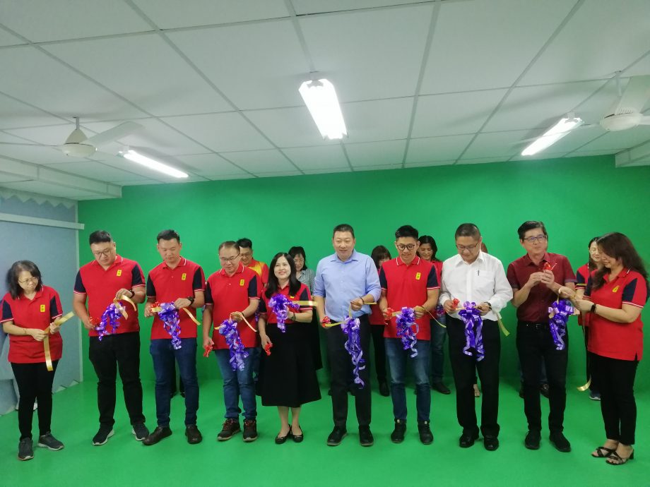 东:经过数个月的策划和筹备,哥市中华小学配合教育部TVPSS计划所创设的录音室,今日正式启用。