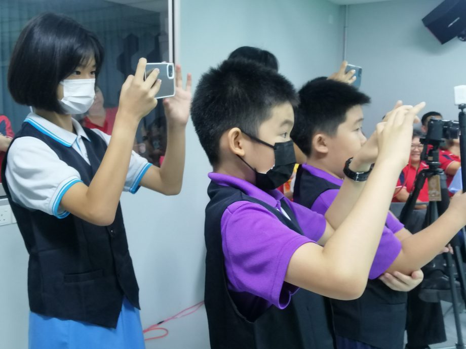 东：经过数个月的策划和筹备，哥市中华小学配合教育部TVPSS计划所创设的录音室，今日正式启用。