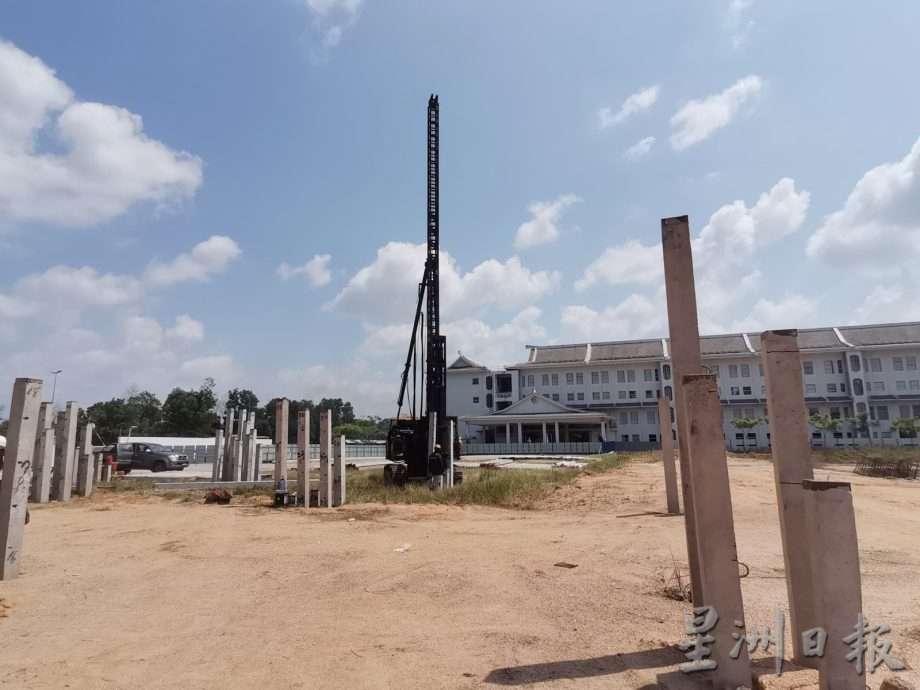 东:联钢报效钢材予关中新校舍建筑工程
