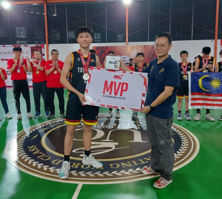 东:远征印尼国际RBC锦标赛,关丹篮总勇夺17岁以下冠军。