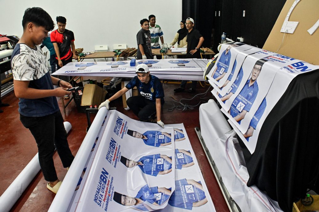 东:马不停蹄赶制候选人竞选海报