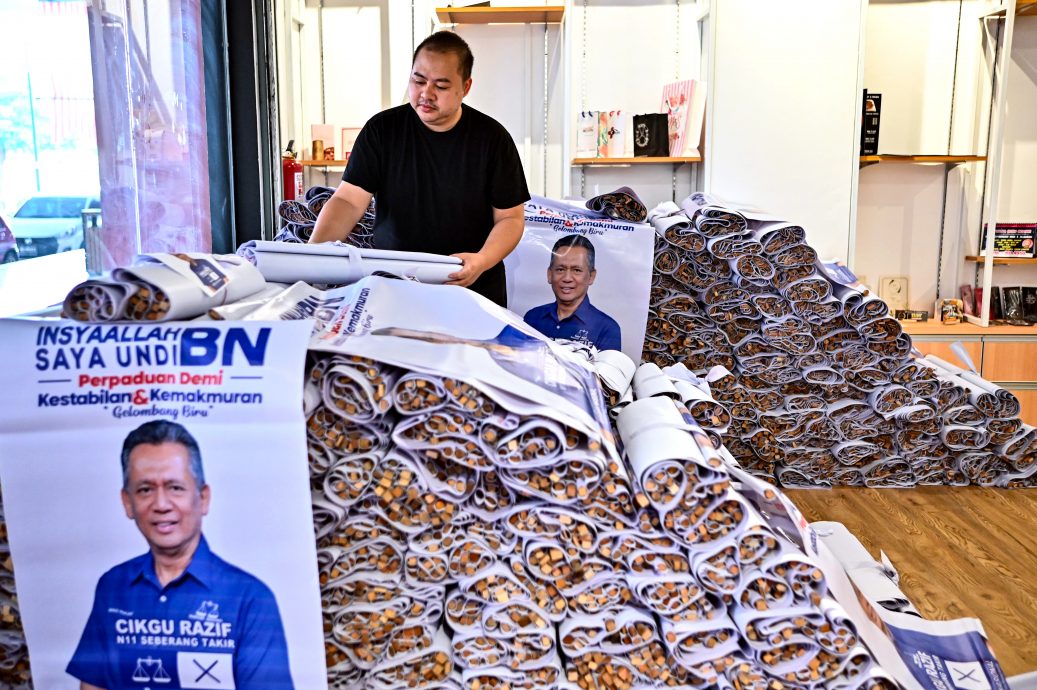 东:马不停蹄赶制候选人竞选海报