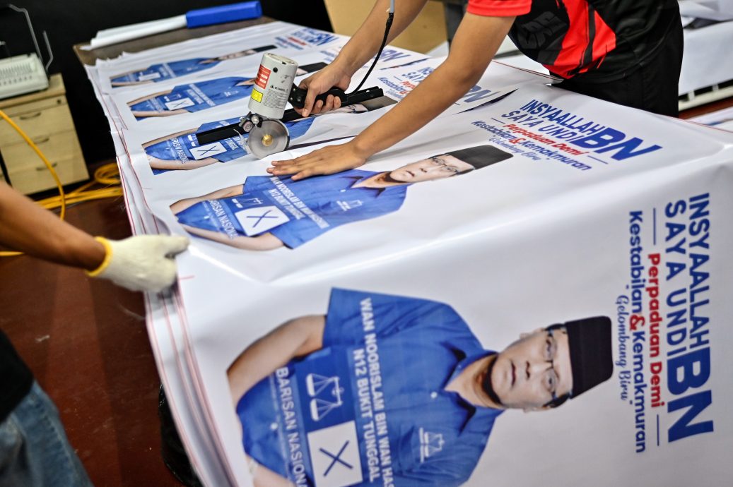 东:马不停蹄赶制候选人竞选海报