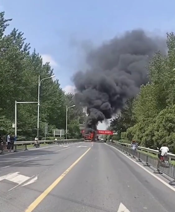 乘客携带锂电池电瓶自燃 巴士起火致2死5伤