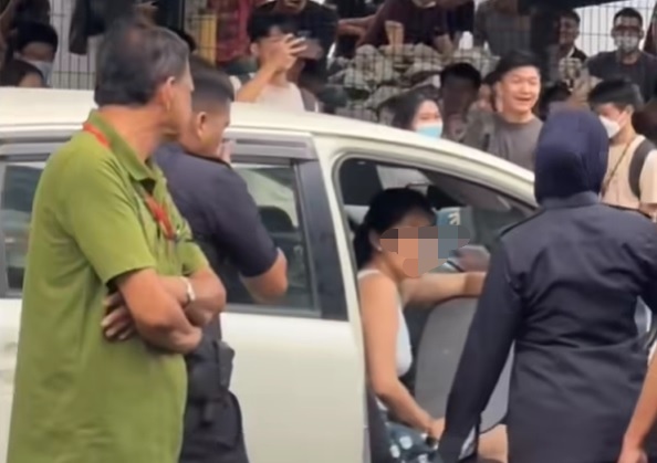 乱泊车被锁轮发飙扔电话 网揭“火爆女”53张RM1930罚单未还